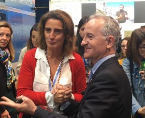 Ministra Teresa Ribera con Director IEF en stand COP25