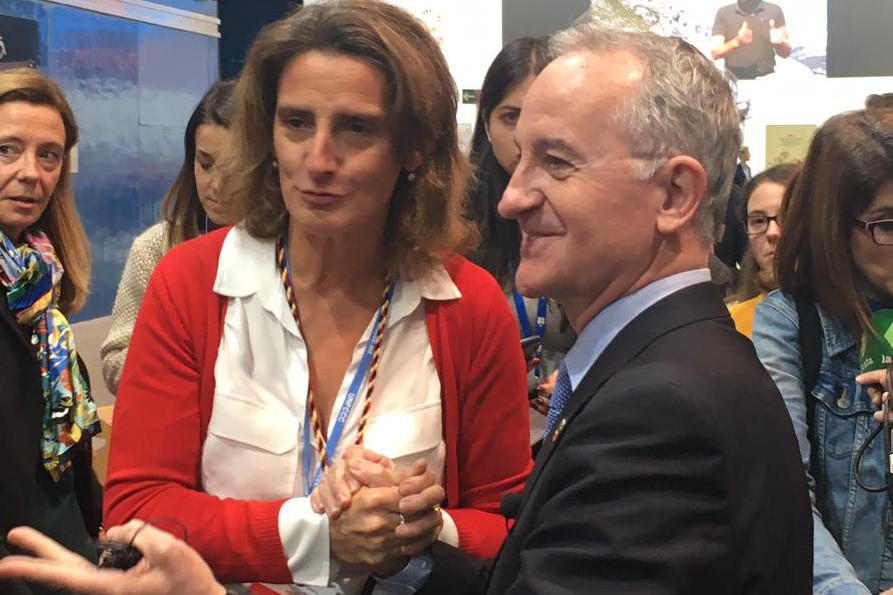 Ministra Teresa Ribera con Director IEF en stand COP25