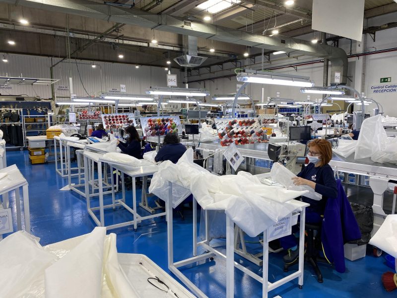 Grupo Antolín y sus empleados colaboran en la lucha contra el coronavirus fabricando batas y pantallas protectoras