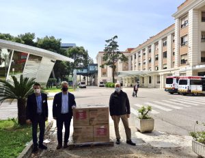 AVE entrega mascarillas en el Hospital General de Valencia