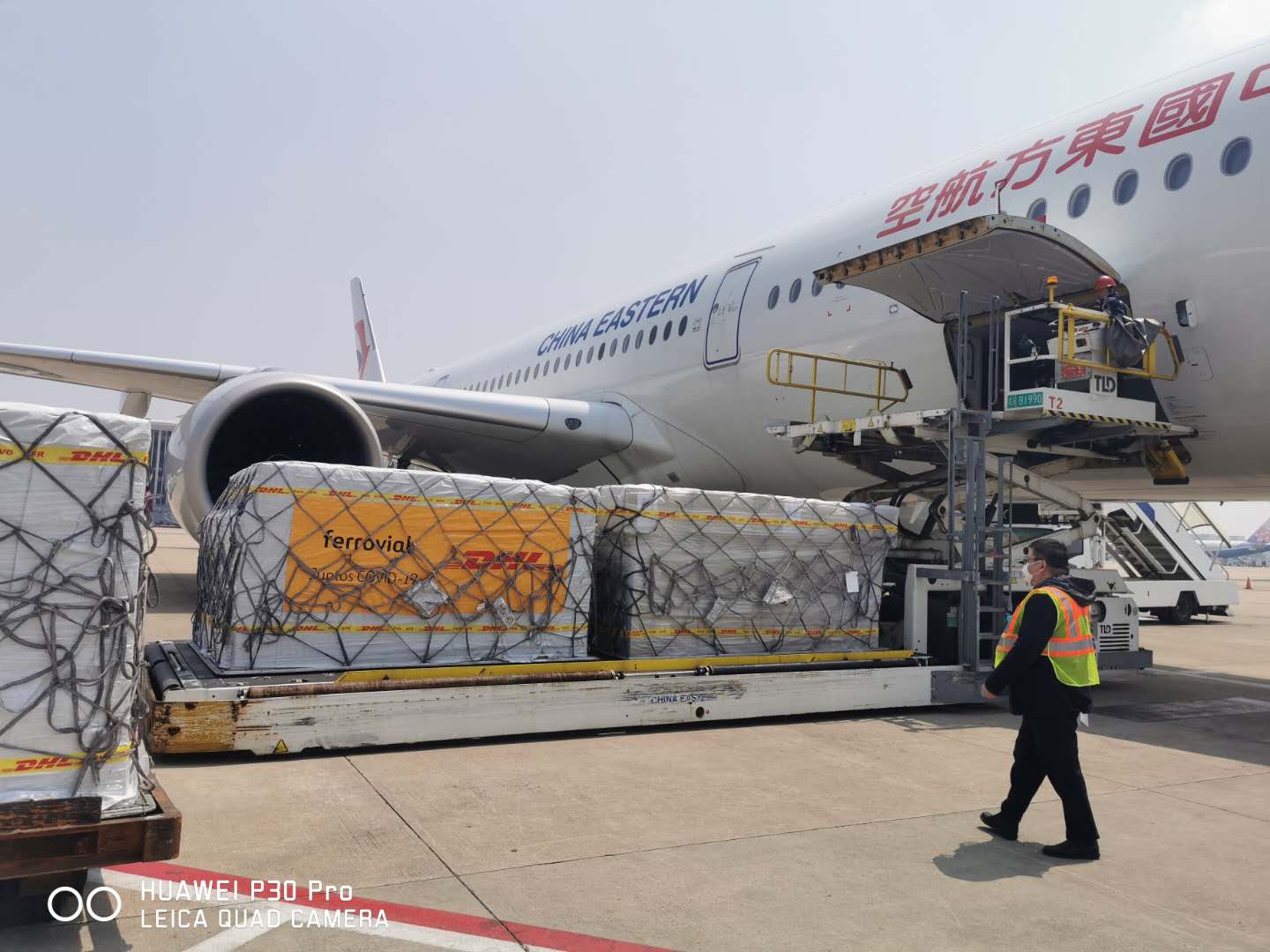 Un avión con 620.000 mascarillas de Ferrovial aterriza en Madrid