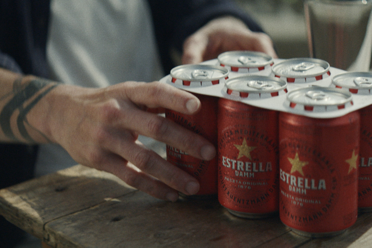 Estrella Damm elimina anillas plástico