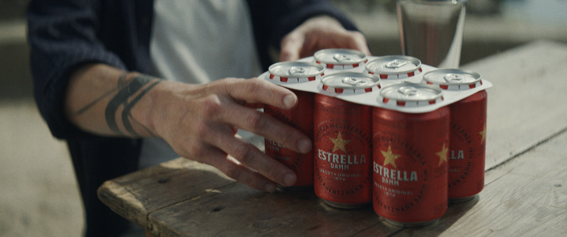 Estrella Damm anuncia la eliminación de las anillas de plástico en su nueva campaña